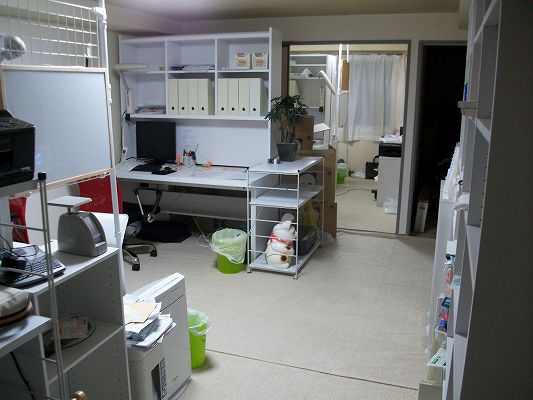 行政書士、社会保険労務士事務所の机の写真